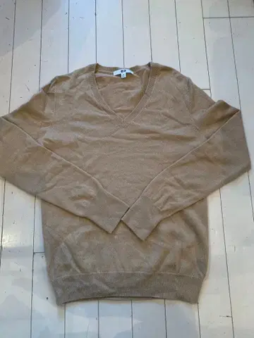 유니클로 베이지 카멜 V넥 긴팔 니트 M