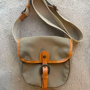 다코타 산타나 숄더백