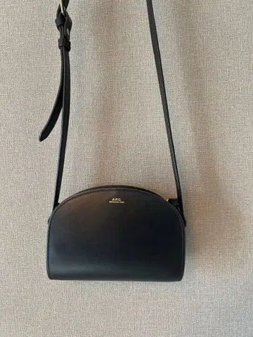 A.P.C. 블랙 가죽 숄더백