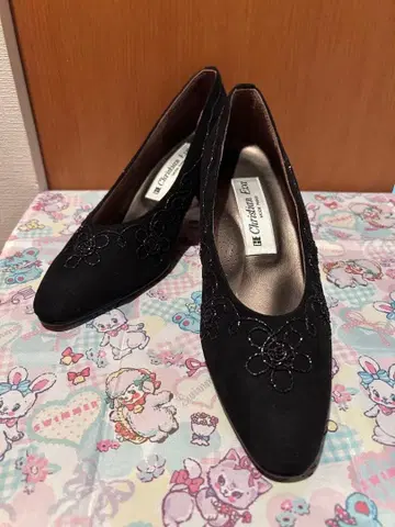 하자품 블랙 스웨이드풍 꽃무늬 자수 하이힐 Christian Eva