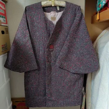 그레이와 빨간색 겉옷 7부 소매 버튼 포함