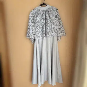 라이트 그레이 포멀 드레스 레이스 케이프 포함