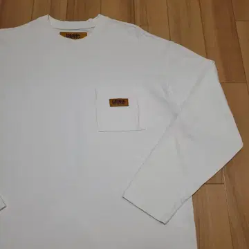 유니버셜 오버롤 원 포인트 포켓 긴팔 T셔츠