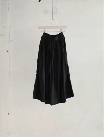 Veritecoeur 베리떼꾸르 셔링 스커트 BLACK