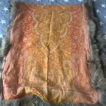 오렌지 페이즐리 무늬 퍼 달린 스톨