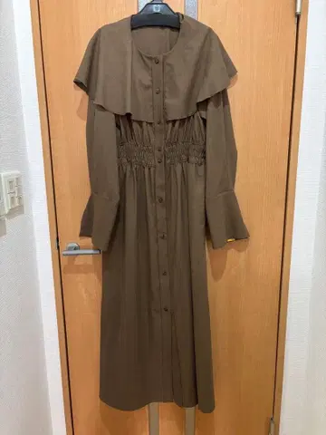 피누에 PINUE 케이프 컬러 원피스 올리브