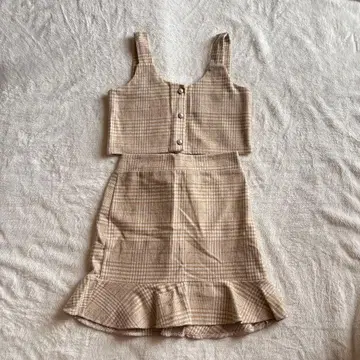 펄 버튼 뷔스티에 + 프릴 밑단 스커트 셋업