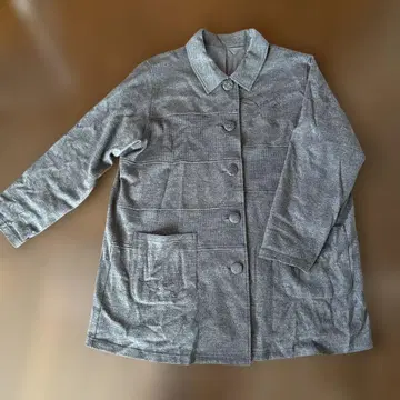 그레이 버튼 달린 자켓