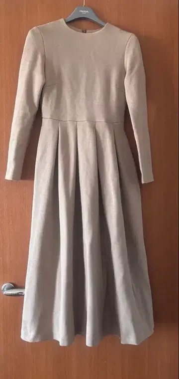 트루 바이 마리코 오이카와 34 베이지 긴팔 플리츠 롱 원피스