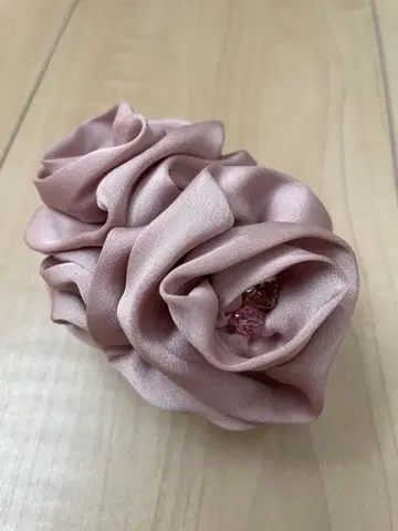 [ 컴플렉스 비즈 ] 핑크 새틴 로즈형 헤어 클립