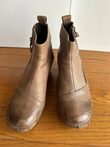 SAYA 브라운 가죽 숏부츠