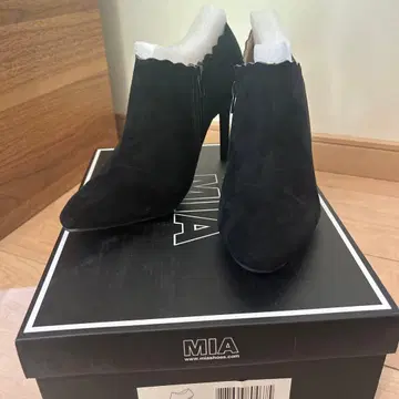 블랙 스웨이드 스캘럽 엣지 부티