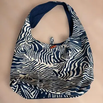제브라 패턴 리버서블 숄더백