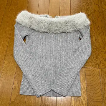 니트 스웨터 인조 모피 포함 오프숄더 니트