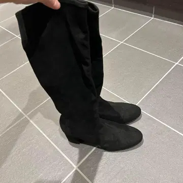 블랙 스웨이드 오버니 부츠 무릎 아래 기장 힐 있음