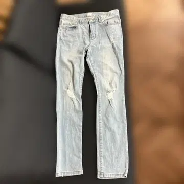 데미지 가공 라이트 블루 슬림핏 데님