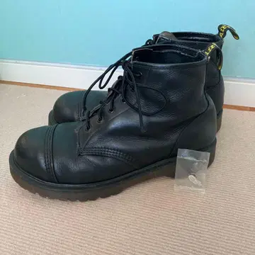 닥터마틴 클레이지 봄 6홀 UK9 약 27.5cm + 핀 배지