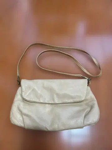 크림색 플랩 숄더백