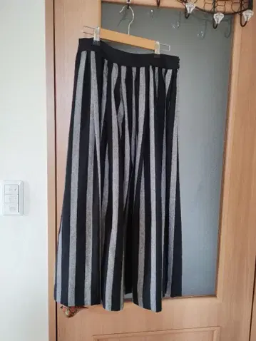 블랙과 그레이 스트라이프 울 x 캐시미어 혼방 롱 스커트