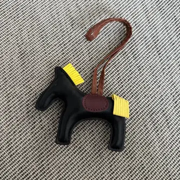 가죽 말 모양 참 스트랩 포함