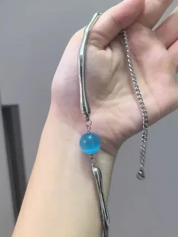 유선형 디자인 목걸이 파란 비즈