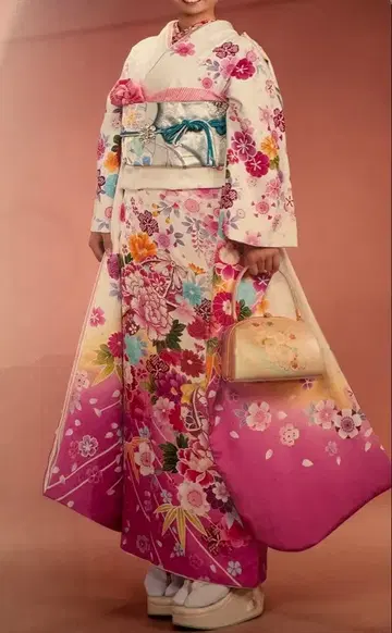 후리소데 정말 귀여운 핑크와 화이트 꽃무늬 실크 성인식에!