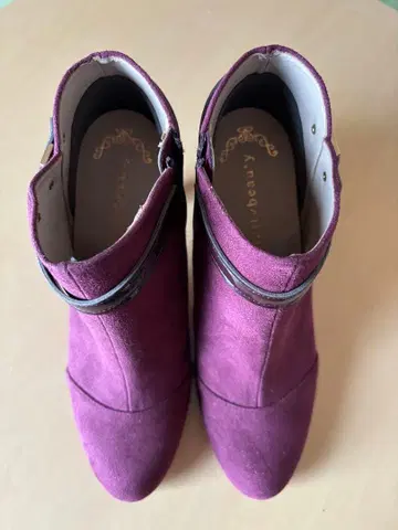 보르도 스웨이드풍 부티 힐