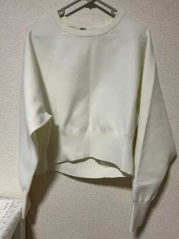 emmi 화이트 크롭 맨투맨