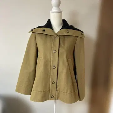 베이지색 자켓 아우터