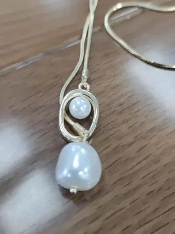 화이트 펄 오벌 디자인 목걸이