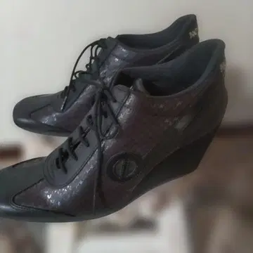 NO NAME 블랙 웨지 스니커즈