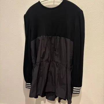 보더스 앳 발코니 네이비 티어드 디자인 긴팔 셔츠