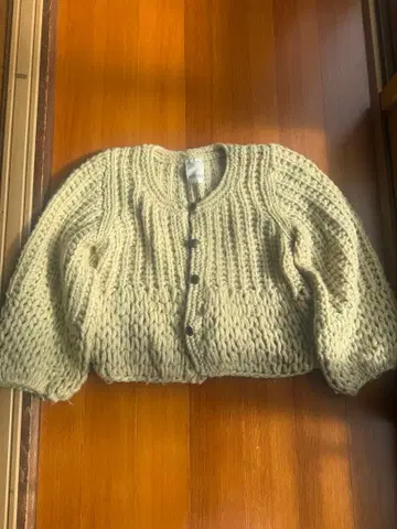 KASTANE 버튼 달린 베이지 니트 가디건