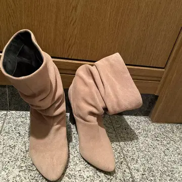 질스튜어트 베이지 스웨이드 루즈핏 부츠