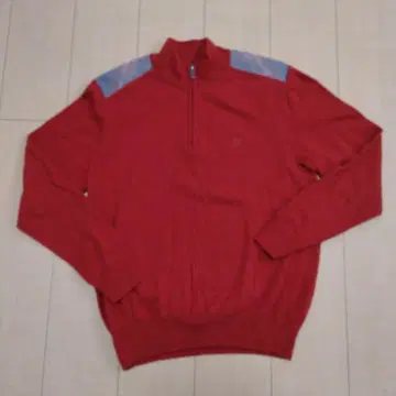 빨간색 지퍼 달린 하이넥 스웨터