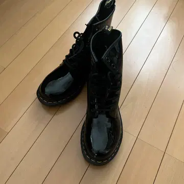닥터마틴 8홀 에나멜 부츠