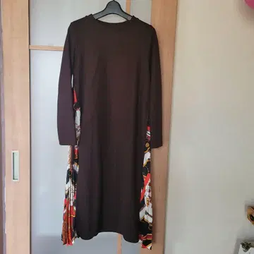 브라운의 긴팔 원피스