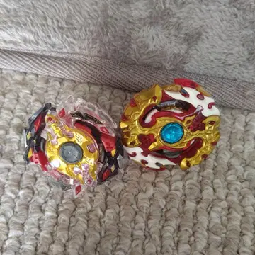 베이블레이드 빨간색과 금색 디자인