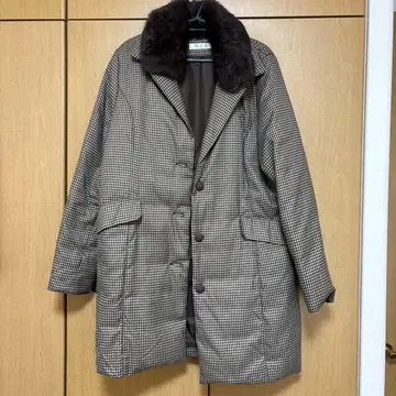 퍼 달린 브라운 체크 다운 자켓