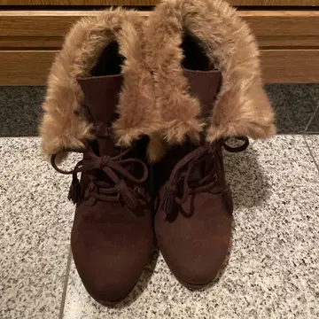 퍼 달린 브라운 힐 부츠