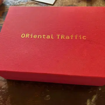 오리엔탈 트래픽 블랙 화이트 스트랩 샌들