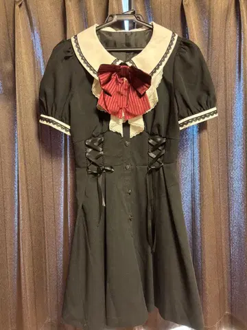 블랙 카라 부착 리본 미니 원피스