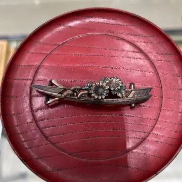 꽃이 핀 연꽃잎 오비 고정 띠 패치 은과 주석?