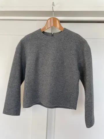 그레이 크루넥 상의 백지퍼 포함