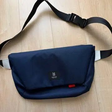 네이비 바디백 심플한 디자인