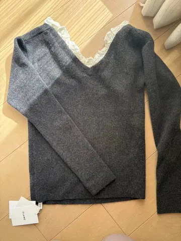 CLANE 그레이 V넥 프릴 스웨터