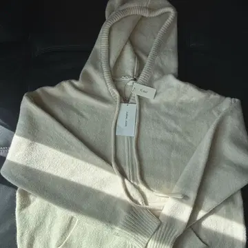 아이보리 후드 부착 집업 스웨터