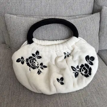 화이트 꽃무늬 자수 토트백