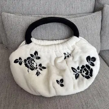 화이트 꽃무늬 자수 복슬복슬 토트백