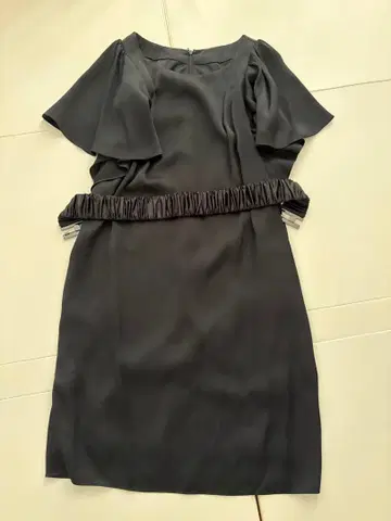 블랙 프릴 소매 드레스